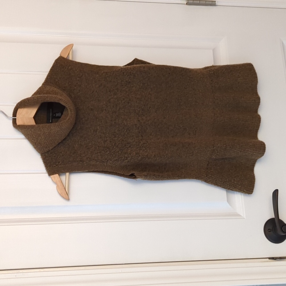 Sleeveless TN sweater